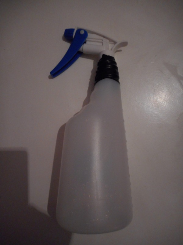 Обикновенна пръскачка за вода (пръскалка). Важно е да е чисто нова и да се ползва само за гъбите.
