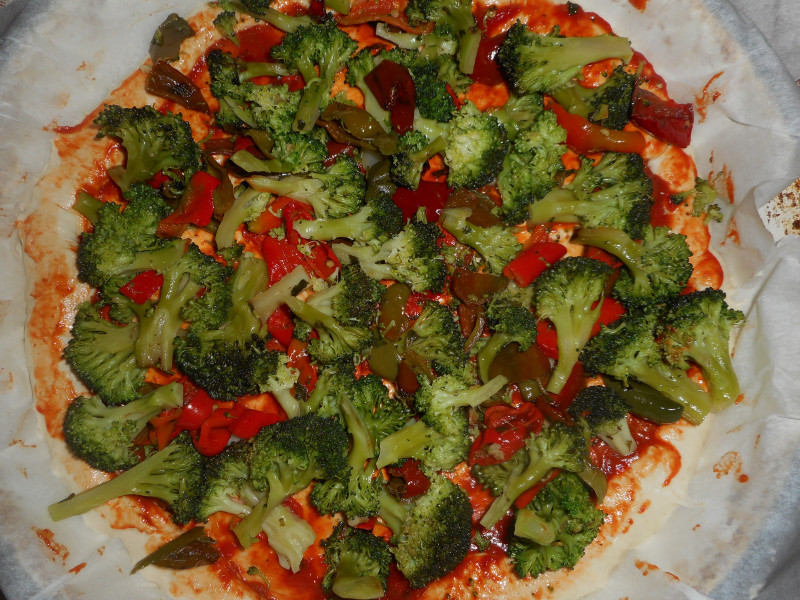 Приготвяне (Редене) на Веган пица с броколи и &quot;веган кашкавал&quot; :)