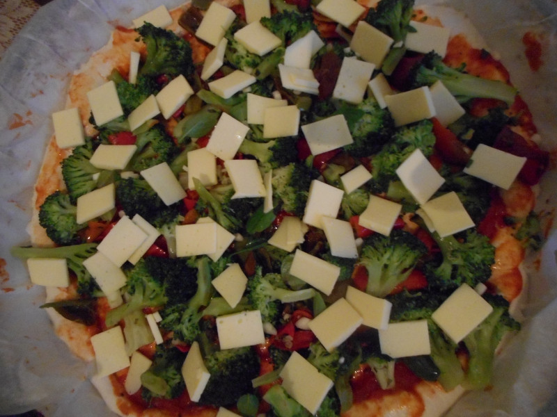 Приготвяне (Редене) на Веган пица с броколи и &quot;веган кашкавал&quot;