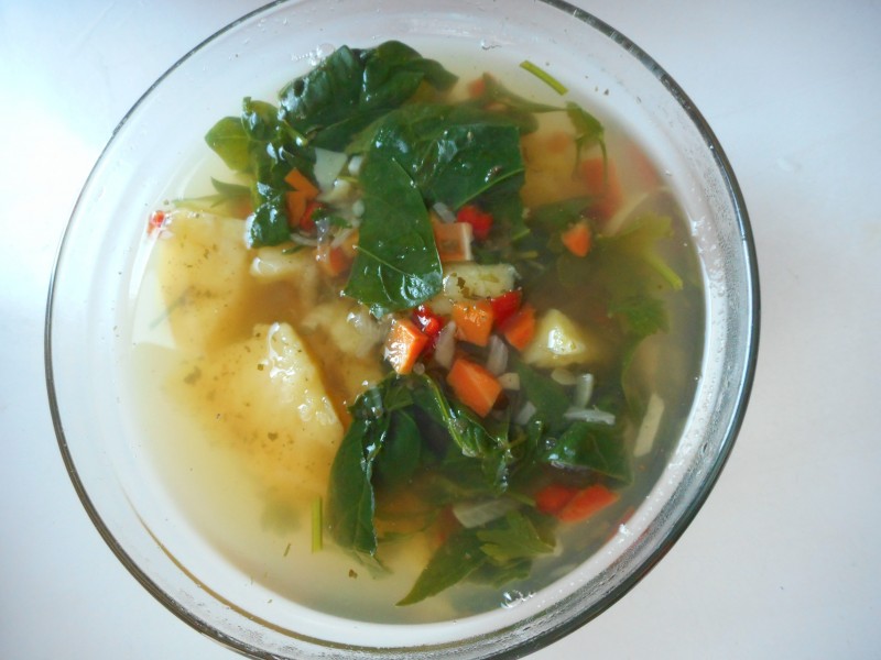 Зеленчукова супа със картофи, суши зеленчуци и пресен магданоз и спанак