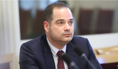 .https://fakti.bg/bulgaria/895666-ministar-stoanov-za-pochinalia-arestant-opital-e-da-se-samonarani-i-e-buistval