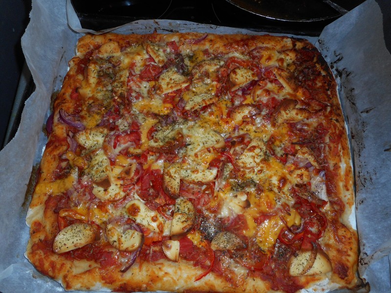 Вегетарианска пица с кашкавал, топено сирене, Чедър и зеленчуци.